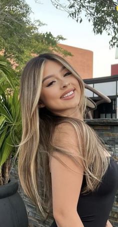 Hair Color Ideas With Money Pieces, Balayage On Brown Skin, Blond With Brown Highlights, Latinas With Blonde Hair, Blonde Hair On Pale Skin, Half Head Foils Blonde On Brown Hair, Blonde Balayage Curtain Bangs, Blond Balayage On Brown Hair, Blonde Balayage Curly Hair