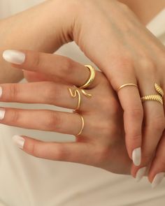 Entdecken Sie zeitlose Eleganz mit dem Silver Simplicity Ring. Aus hochwertigem Sterlingsilber gefertigt, bietet dieser minimalistische Ring einen eleganten und raffinierten Look, der zu jedem Outfit passt. Sein glattes, schlichtes Design macht ihn zur perfekten Wahl für den Alltag oder besondere Anlässe. Erhöhen Sie Ihren Stil mit der zurückhaltenden Schönheit des Silver Simplicity Ring. How To Wear Rings Elegantly, Unique Everyday Rings, Minimalist Silver Jewelry, Ring Combinations, Minimalist Jewelry Rings, Minimalist Jewelry Silver, Trendy Rings, How To Wear Rings, Sophisticated Jewelry