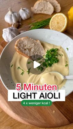 the video shows how to make light aloi with lemon, garlic and parsley