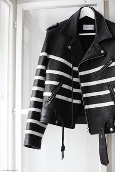 Black, white-striped leather jacket | @andwhatelse Striped Leather Jacket, Looks Black, Outfit Trends, Inspiration Mode, Leather Jackets Women, Mode Inspiration, Mode Style, White Fashion, Jacket Style