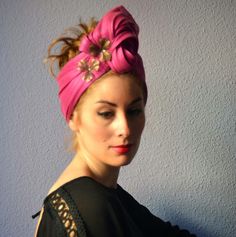 Turbantes Sinamay Seda Colección "India". Primavera 2015 - LOS TOCADOS DE ANAIDA Origami Fashion, Afrikaanse Mode, Races Fashion, Head Wrap Headband, Fascinator Headband, Elegant Hats, Classic Hats, Turban Headwrap, Turban Style