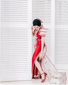 Chinese Wedding Cheongsam, Chinoiserie Wedding Dress, Red Cheongsam Wedding, Chinese Headpiece, Sangjit Dress, Chinese Wedding Headpiece, Traditional Chinese Wedding Dress Veaul, Asian Wedding Hair, Red Qipao Wedding