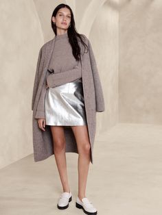 Silver Skirt Outfits, Metallic Skirt Outfit, Silver Skirt, Stylist Outfit, Comfort Fashion, Travel Comfort, Knee Skirts, Metallic Skirt, Miniskirt Outfits