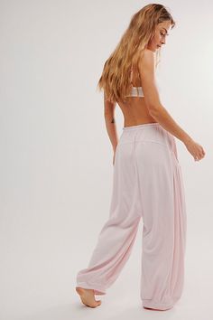 Casual Harem Bottoms For Loungewear, Casual Harem Loungewear Bottoms, Casual Harem Lounge Bottoms, Summer Relaxation Sweatpants With Elastic Waistband, Harem Yoga Pants With Elastic Waistband For Loungewear, Relaxed Harem Pants With Elastic Waistband For Loungewear, Comfortable Harem Pants With Elastic Waistband, Comfortable Solid Color Harem Pants For Spring, Summer Harem Pants With Loosely Fitted Hips For Relaxation