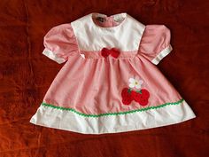 Vintage Dress with Appliquéd Strawberries, Sailor Collar, and Red Bow with Green Rick Rack Trim on Skirt. Brand: Mayfair Kids 65% Polyester, 35% Cotton. Made in Philippines.  Size on Tag: 18 Months. Please take a look at measurements for accuracy. ✂ - - - - - M E A S U R E M E N T S: taken lying flat: Chest/Bust (from Underarm to Underarm): 8 inches (16 inches doubled) Waist Area: 8.5 inches (17 inches doubled) Length (from Shoulder to Bottom Hem): 10.5 inches Sailor Collar, Rick Rack, Flat Chest, Red Bow, How To Make Bows, Vintage Dress, Baby Dress