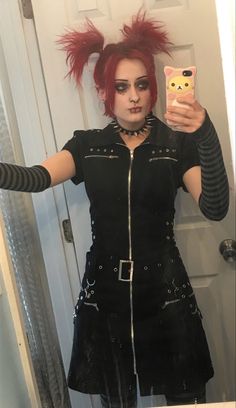 Dark Alternative Hair, 90s Alt Hairstyles, 90s Goth Hairstyles, Mcr Costume, Mall Goth Hairstyles, 2000 Goth, Mall Goth Hair, Mallgoth Outfits