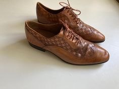 ♥ Vintage very stylish men's oxford shoes, lace up, with a wingtip toe. ♥ Simply gorgeous embossed patterned leatherwork. ♥ Color: cinnamon brown. ♥ Genuine high-quality leather. ♥ Brand: Redwood. ♥ Good vintage condition, clean, with minor signs of leather and sole wear. Size: EU men's 42, or US 9 and UK 8.5.  Insole length: 26 cm Insole width: 9.5 cm Heel height: 2 cm ♣ Vintage items may come with minor flaws due to pre-loved wear. Please enjoy and appreciate this item with its character. ♣ Fo Cinnamon Brown, Oxford Shoes Men, Mens Oxfords, Leather Lace, Stylish Men, High Quality Leather, Leather Working, Leather And Lace, Vintage Men