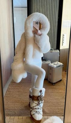 #winter #fashion #winteroutfit #winteroutfitideas #coat #christmas #holiday Fur Ski Boots, Winter Fur Outfits Aesthetic, Chalet Outfit, Moonboots Outfits, Aspen Outfit Winter, Snow Boots Outfit, Ski Fits, Chalet Girl, Ski Trip Outfit