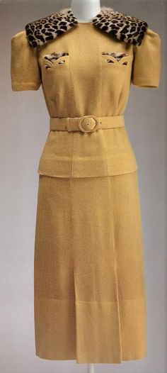 Pale saffron yellow hued 1940 Callot Soeurs dress. 1940s Outfits, Fashion 1940s, 20th Century Fashion, Look Retro, Vintage Wardrobe, 40s Fashion, 1940s Dresses, Vintage Couture