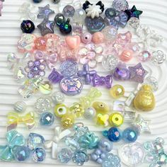 there are many different types of beads on the table