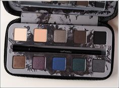 Urban Decay  "Smoked" Eye Shadow Palette Brand New in Box Limited Edition! Smoked Eyeshadow, Drugstore Eyeliner, Smoked Eyes, Expensive Makeup, Urban Decay Eyeshadow, Gothic Makeup, Beauty Products Drugstore, Celebrity Travel, Urban Decay Makeup