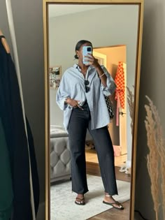 Simple Fall Transition Outfits, Mum Vibes Outfit, Fall Transition Outfits Midsize, Cute Fall Transition Outfits, Outfit Inspo With Accessories, Summer Fall Transition Outfit Work, Fall Summer Transition Outfits, Comfy Fall Transition Outfits, Outfit Inspo Oversized Shirt