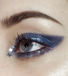 Midnight Blue Eyeshadow, Blue Space Makeup, Midnights Hairstyle, Midnights Inspired Make Up, Midnight Era Makeup, Eras Tour Makeup Midnights, Midnight Blue Makeup Looks, Eras Tour Makeup Ideas Midnights, Silver Star Makeup