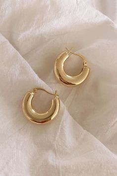 Simple gold hoops with a smooth elegant thick design. Gold Hoop Earrings Outfit, Mini Gold Hoops, Classic Gold Jewelry, Simple Gold Hoops, Gold Earing, Small Gold Hoops, Real Gold Jewelry, Dope Jewelry, Stylish Bracelet