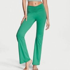 New Size Medium Versatile Green Stretch Yoga Pants, Versatile Stretch Green Yoga Pants, Fitted Green Yoga Pants, Green Fitted Full-length Yoga Pants, Fitted Full Length Green Yoga Pants, Versatile Green Workout Pants, Green Stretch Pants For Loungewear, Stretch Green Pants For Loungewear, Fitted Green Workout Bottoms