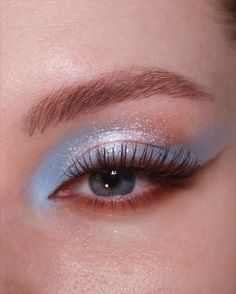 Easy Euphoria Makeup Looks, How To Do Blue Eyeshadow, Disco Themed Makeup, Silvermist Makeup, Euphoria Makeup Blue, Blue Euphoria Makeup, Sparkly Eyeshadow Tutorial, Pastel Blue Makeup, Glitter Eyeliner Tutorial