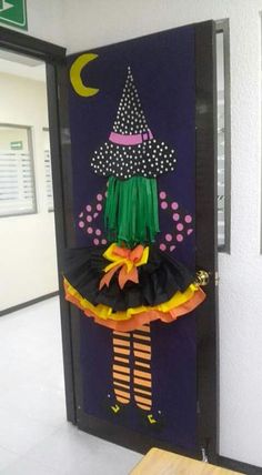 Puerta door #hallowen Puertas Halloween, Puerta Halloween, Witch Diy, Manualidades Halloween, Preschool Art Activities, Halloween Door Decorations, Holiday Door, Witch Decor, Halloween Door