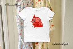 Strawberry Graphic, Y2k Shirts, Style Année 90, Strawberry Girl, Fruit Shirt, Graphic Baby Tee, Graphic Print Top, Embroidered Crop Tops, Baby Graphic Tees