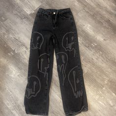 Color: Black Worn: Once Black Grunge Letter Print Bottoms, Black Grunge Bottoms With Letter Print, Black Graphic Print Bottoms, Black Graphic Print Bottoms For Fall, Black Grunge Graphic Print Bottoms, Teen Jeans, Shein Jeans, Distressed Mom Jeans, Black Ripped Jeans