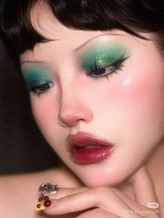 #green #makeup Chinese Makeup Look, Green Eyeshadow Makeup, Playlist Pics, Grwm Aesthetic, Aesthetic Spotify, Expensive Makeup, Vampire Makeup, Chinese Makeup, Douyin Makeup