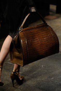 Brown Brown Satchel, Handbag Heaven, Beautiful Handbags, Burberry Handbags, 가을 패션, Donna Karan, Mode Style, Beautiful Bags, Clutch Handbag