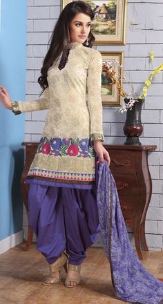 Cream Embroidery Cotton Punjabi Salwar Kameez  #ѕαℓωαя кαмєєz Hindu Fashion, Purple Dupatta, Orang India, Indian Ethnic Wear For Women, Cream Embroidery, Desi Dress, Amazing Embroidery