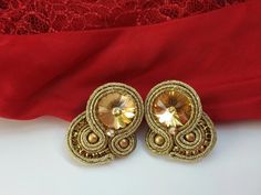 Gold Soutache Stud Earrings Golden Earrings With Crystals - Etsy Spain

#dorado #pendientes #goldearrings #crystalsearrings #embroideredearrings #glamourearrings #goldfarbeneohrringe Glamorous Handmade Gold Jewelry, Elegant Handmade Gold Crystal Earrings, Elegant Handmade Clip-on Earrings For Party, Handmade Gold Crystal Earrings For Wedding, Handmade Gold Crystal Anniversary Earrings, Elegant Handmade Crystal Earrings For Celebration, Glamorous Handmade Earrings For Gift, Elegant Handmade Crystal Earrings For Party, Elegant Handmade Crystal Party Earrings