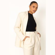 Make a statement in this show-stopping oversized blazer. Designed with a classic notch lapel collar, v neckline and long sleeves with button close, this sophisticated piece is elevated by its padded shoulders and single functional button close. Petal And Pup, Size 10 Models, Style Blazer, Clothing Details, Oversized Style, Oversized Blazer, V Neckline, Lapel Collar, Work Wear