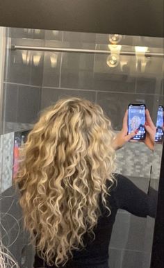 Blonde curly hair cut inspiration Haircuts For Curly Blonde Hair, Grace Adler Hair Curly, Wavy Blond Hairstyles, Naturally Blonde Curly Hair, Blonde Naturally Wavy Hair, Thick Blonde Curly Hair, Super Curly Blonde Hair, Blonde Hair Inspiration Curly, Pretty Blonde Curly Hair