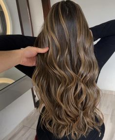 Brown Balayage With Extensions, Hair Tint For Dark Hair, Brunette With Highlights Caramel, Sunkissed Balayage Brunettes, Dark Hair Bangs, Balyage Long Hair, Highlights Curly Hair, Black Hair Balayage, Beauty Hair Color