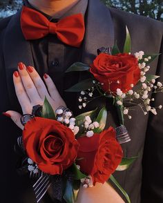 Hot Pink Prom Couple, Prom Corsage Red, Pink Prom Couple, Red Corsages, Prom Flowers Corsage, Homecoming Flowers, Pink Boutonniere, Prom Bouquet