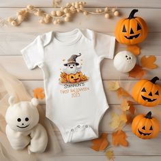 Made from soft and breathable cotton/poly blend, our personalised baby vests are soft and comfortable for your little ones first Halloween. This personalised baby vest features a very cute Halloween image. All personalised with the name required. This is perfect for a first halloween - and is very cute. All our garments are made using the sublimation technique, a process in which the ink sinks deep into the fabric to create a high quality vibrant image. The design is permanent and will not fade or peel over time. - ITEM DETAILS -  * 65% polyester/35% cotton * Super soft feel * 3 nickel free poppers at the bottom - SHIPPING - * Please check shipping details for time scale. * If you require your item before this time, please get in touch before purchasing your item. * All items are made to o Halloween Bild, Cute Halloween Images, Halloween Vest, Halloween Romper, My First Halloween, Image Halloween, Halloween Images, Halloween Outfit, Baby Vest