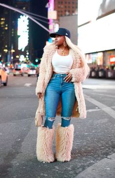 Coat And Uggs Outfit, Boots Jeans Outfit Woman, Chunky Ugg Boots Outfit, Fur And Leather Outfit, Winter Outfits Blackgirl Concert, Outfits To Wear With White Boots, Birthday Outfit Ideas For Women Winter Classy, Fur Coat And Jeans, Pink Trench Coat Outfit Winter