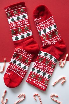 The most comfortable Christmas Socks you'll find! These socks are made from post-consumer recycled plastics and have cushion dense padding on the bottom. They also have a seamless toe, ventilated mesh top, and an anatomical heel pocket. Merry Christmas Gingerbread, Gingerbread Christmas Tree, Holiday Socks, Gingerbread Christmas, Christmas Socks, Christmas Gingerbread, Tree Christmas, Socks And Hosiery, Stocking Stuffer