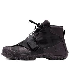 Undercover x Nike SFB Mountain Black is built of a wide range of rugged, trail-ready materials, while additional branding "Undercover" logo hits the heel region, reminding you that isn’t any old SFB Mountain. Nike Undercover, Nike Sfb, Men's Sportswear, Baskets Nike, Mens Fashion Rugged, Triple Black, Sneakers Men Fashion, Leather Jacket Men, Training Shoes