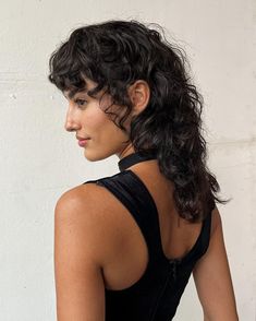 The Biggest 2024 Hair Trends For Women Are Heating Up Long Curly Mullet Hairstyle Women, Shag Curly Hair, Mullet Haircut Woman, Curly Shag Haircut, Mullet Haircut, Curly Mullet, Haircuts For Wavy Hair