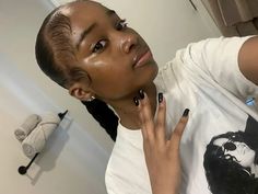 Glowing Black Skin, Barefaced Beauty, Mirror Pose, Dyed Hair Inspiration, Pretty Females, Hair Ponytail Styles, Ponytail Styles, 4c Hairstyles