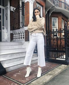 White Culottes Outfit, White Booties Outfit, Culotte Outfit, Mode Dope, White Culottes, Culottes Outfit, White Wide Leg Jeans, White Flared Jeans