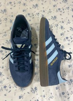 Aesthetics, adidas, shoes, summer trends, sambas, spezials, navy gum, blue sambas, blue spezials, handball spezials, summer vibes, pinterest shoes, outfit inspo, wishlist, OOTD Outfits For Adidas Shoes, Adidas Shoes Navy Blue, Adidas Shoes Women Blue, Navy Adidas Samba, Navy Adidas Shoes, Adidas Spezial Navy Gum, Samba Adidas Aesthetic