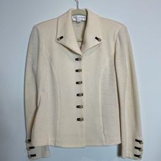 St. John Santana Knit Women Ivory Cardigan Long Sleeve Blazer Jacket Sz 4 Euc, Great For Any Occasion, Beautiful Golden Buttons Classic, Beautiful And Elegant Aprox Measurements Flat Bust 18,5” Waist 16,5”?Length 22,5” A19 *Measurements Are Approximate *Please See Photos And Ask Questions Before Purchasing *I Am Always Open To A Reasonable Offers *Please, Be Kind And Leave A Review After Receiving Your Purchase My Listings Come From A Smoke-Free Home. Cream Textured Knit Outerwear, St Johns Knits Suits, Cream Knit V-neck Outerwear, Beige Soft Knit Button-up Outerwear, Beige Textured Knit V-neck Outerwear, Ivory Cardigan, Long Sleeve Blazers, Cream And Gold, Colored Blazer