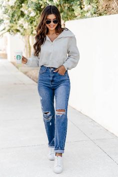 25-30 Year Old Outfits, Girls In Jeans Outfit, Outfits For Mid 20s For Women, Straight Leg Mom Jeans Outfit, Straight Baggy Jeans Outfit, Loose Jeans Outfit Casual Women, Things To Wear With Mom Jeans, Mom Jeans And Sweater Outfit, Jean Cuts Types