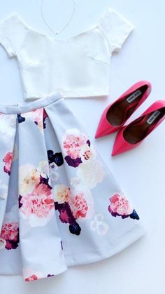 Floral + midi. Can someone wear this for their session?! Pretty please? Bridget Bardot, Chique Outfit, Floral Print Midi Skirt, Mode Tips, Peplum Tops, Wedding Spring, Outfit Trends, Printed Midi Skirt, Heidi Klum