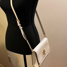 Off-White Croosbody Bag With Gold Chain And Symbol. White Crossbody Shoulder Bag With Gold-tone Hardware, Classic White Crossbody Shoulder Bag, Luxury White Crossbody Shoulder Bag, Foldover Crossbody Bag, Tory Burch Crossbody Bag, Michael Kors Sneakers, Tory Burch Crossbody, Tory Burch Robinson, Zip Tote