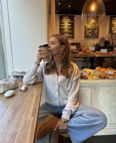 France Fall Outfits, Honeymoon Aesthetic, Stockholm Outfits, Camp Outfits, Chica Chola, Dinner Outfit Casual, Coffee Date Outfits, Look Legging, Latina Outfits