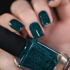 Nails For Engagement Pictures Winter, Green Toenail Polish, Dark Green Glitter Nails, Manicures 2023, January Dip Nails, Green Dip Nails, Green Sparkle Nails, Green Glitter Nails, Ilnp Nail Polish