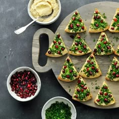 Hummus Christmas Trees Fun Christmas Trees, Christmas Canapes, Festive Appetizers, Xmas Dinner, Giant Food, Christmas Lunch, Christmas Food Dinner, Vegan Christmas