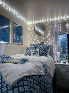 Costal dorm room decor Blue Preppy Aesthetic, Preppy Aesthetic Room, Dorm Room Layouts, Dorm Room Crafts, Blue Dorm, Cozy Dorm Room