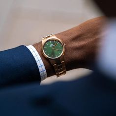 Perfect if your are looking for a sporty and elegant timepiece. Featuring a luxurious rose gold bracelet, rose gold stainless steel case with shiny green emerald dial and 30 meters water resistance that can be worn in hand washing. Daniel Wellington Watch, Timeless Watches, Green Watch, Small Watch, Ceramic Watch, Gold Watch Men, Rose Gold Watches, Stylish Watches, Classic Watches