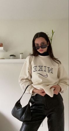 Goth Outfit, Winter Vintage, School Looks, Looks Street Style, Sweatshirt Outfit, Streetwear Fashion Women, Indie Outfits, Outfits Winter