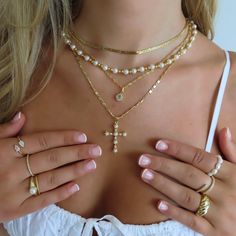 Wir sind besessen von unserer You're a Gem Halskette! Diese Halskette ist alles, was du brauchst, um dein Outfit aufzupeppen. Trage dieses Schmuckstück allein oder kombiniere es mit unserer Slithering Halskette! Trendy Jewelry Gift, Trendy Jeweled Necklaces As Gifts, Trendy Pearl Pendant Chain Necklace As Gift, Trendy Chain Necklace With Pearl Pendant For Gift, Trendy Everyday Necklace With Pearl Pendant, Trendy Everyday Necklaces With Pearl Pendant, Trendy Pendant Necklace With Pearl Chain, Trendy Pearl Pendant Necklace For Party, Trendy Everyday Jewelry With Pearl Pendant